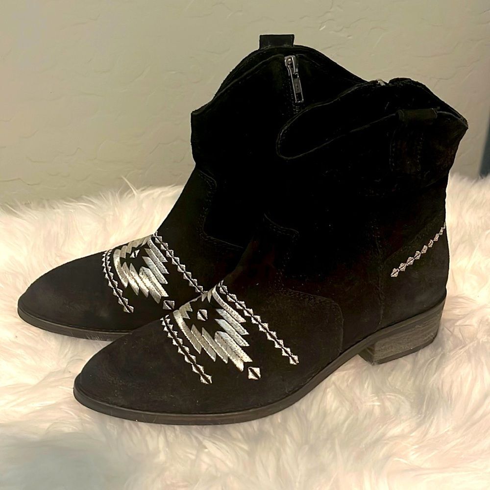 NWOT Musse & Cloud Ginger Western Ankle Boots | Black Suede | Size 9